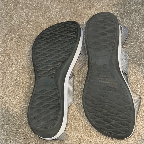 Clarks Women's Gray Sandals Size 8 - Picture 6 of 10